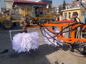 2020年11月11日山西省晉中市昔陽(yáng)縣公路管理段與河南都市機(jī)械設(shè)備有限公司合作，在宋段長(zhǎng)王隊(duì)長(zhǎng)凌師傅的精心安排指導(dǎo)下與喬主任祝師傅的積極努力，成功研制出了加寬雙護(hù)欄板600mm護(hù)欄清洗機(jī)